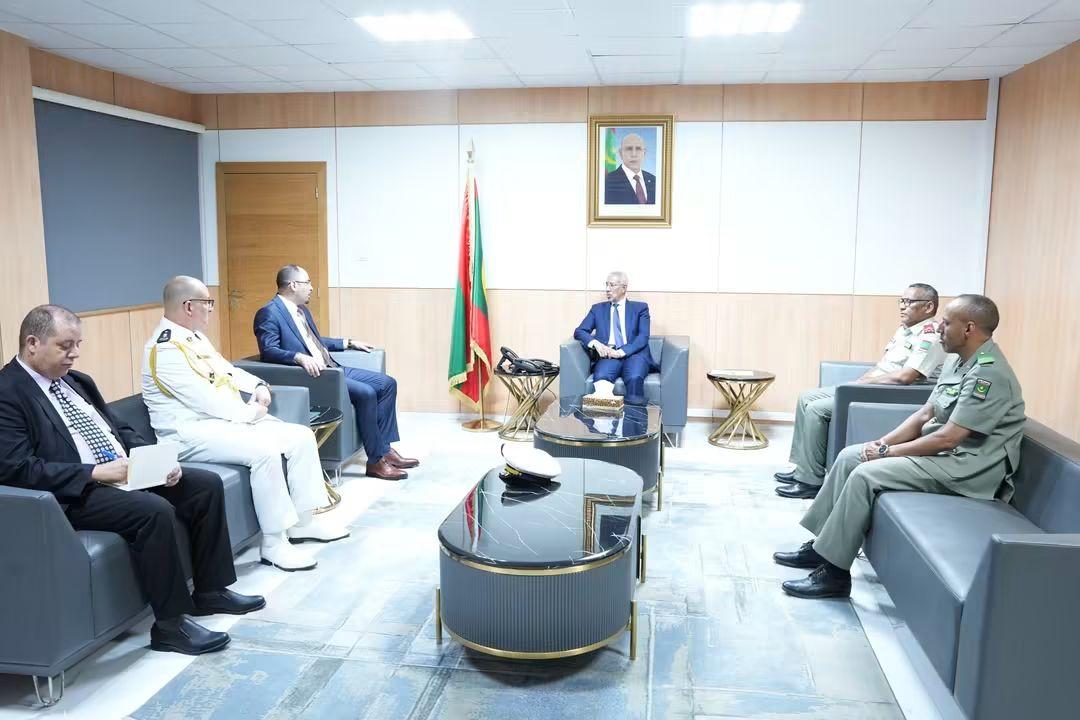 وزير الدفاع يبحث مع السفير الجزائري تعزيز التعاون