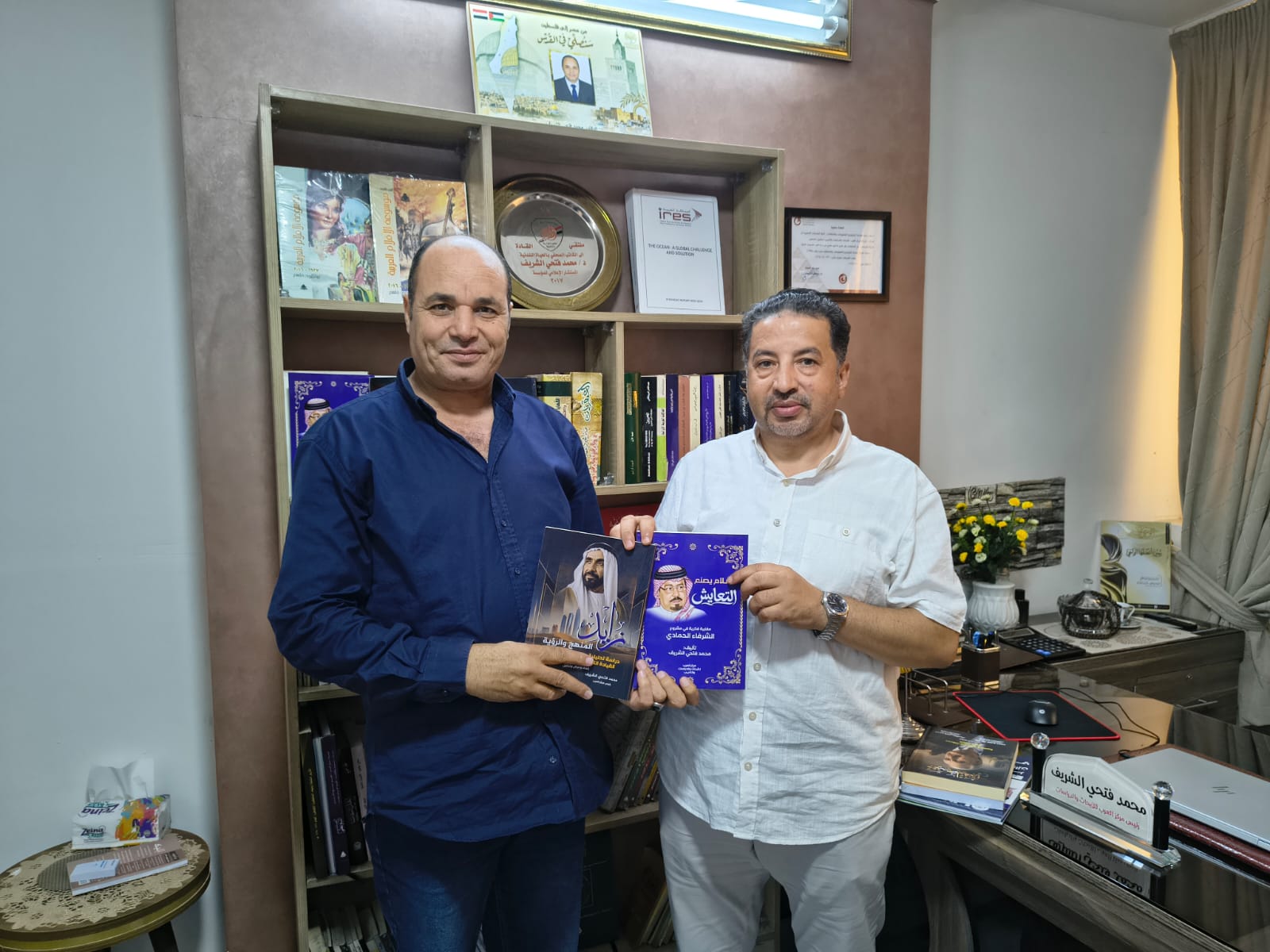 الدكتور هشام بشير استاذ العلوم السياسية يزور المكتبة الرقمية للشرفاء الحمادي التابعة لمؤسسة رسالة السلام العالمية ويشيد بدورها في