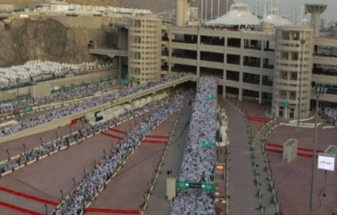 ضيوف الرحمن يبدؤون رمي جمرة العقبة الكبرى