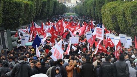 تشكيك في الثورة ومنجزاتها والخوف من المستقبل في تونس