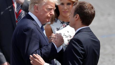 الرئيس الأميركي دونالد ترامب ماكرون يحب أن يمسك بيدي