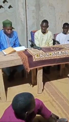 بالفيديو والصور درس تعليمي فى مدرسة الدار الإسلامية بالنيجر عن مقال المفكر على الشرفاء: القرآن رسالة الديان