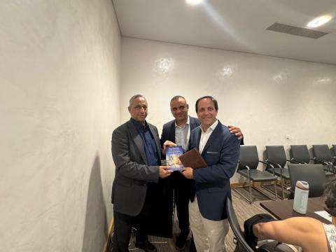 الحاج محمد الامين يسلم مدير جامعة الأمم المتحدة للسلام نسخة من كتاب القرآن يشهد بصحة العقيدة المسيحية للمفكر العربى على الشرفاء