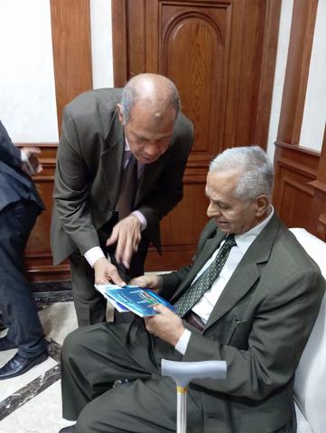 إهداء مستشار وزير التنمية المحلية السابق نسخا من مؤلفات المفكر علي الشرفاء