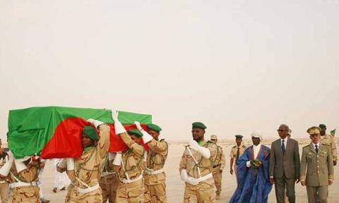 ﻣﻮﺭﻳﺘﺎﻧﻴﺎ:  ﺗﺴﺘﻘﺒﻞ ﺟﺜﻤﺎﻥ ﺟﻨﺪﻳﻬﺎ ﺍﻟﻘﺘﻴﻞ ﺑﺈﻓﺮﻳﻘﻴﺎ ﺍﻟﻮﺳﻄﻰ " نوح ولد امبارك فال"