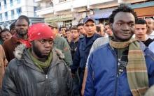 الأفارقة المهاجرون.. بين تسوية أوضاعهم في المغرب وضرب مصالحهم في الجزائر