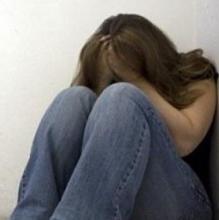 اعتقال شاب اغتصب فتاة ونشر صورها العارية
