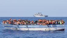 إنقاذ 64 مهاجراً بالبحر