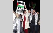  لندن : عارضة الأزياء بيلا حديد تشارك في تظاهرة من أجل القدس ضد قرار الرئيس الأميركي